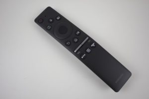 Samsung Q70R Smart Remote mit drei zusätzlichen Tasten