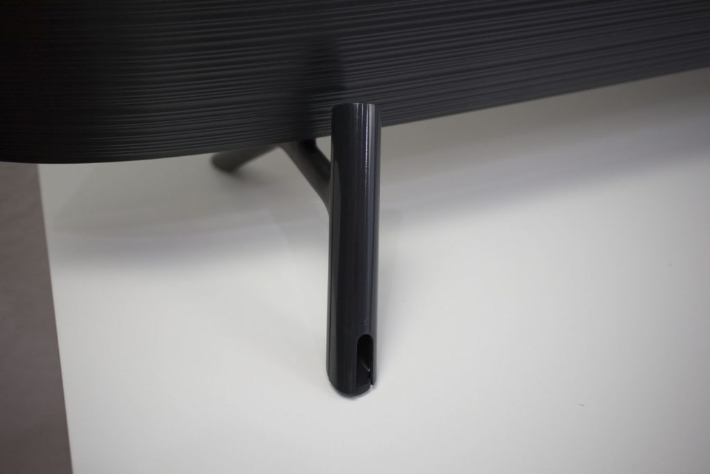 Samsung Q70R Standfuß hinten mit verschlossener Kabelführung
