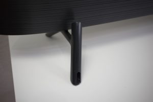 Samsung Q70R Standfuß hinten mit verschlossener Kabelführung