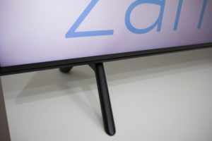 Samsung Q70R Standfüße vorne