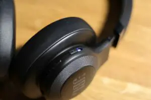 Bluetooth-Kopfhörer mit blauer Leuchte
