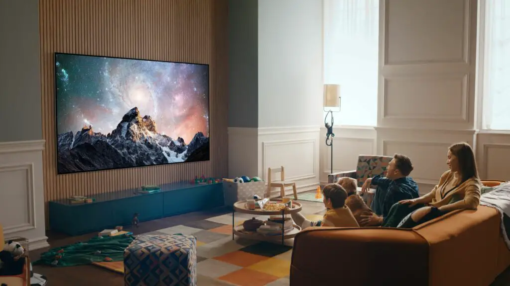 LG OLED G2 mit 97 Zoll Diagonale an der Wand (© LG)