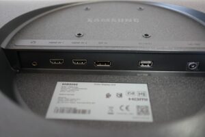 Samsung U28R554 Anschlüsse