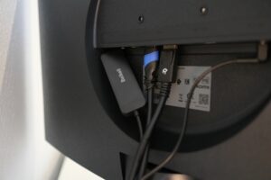 Samsung U28R554 Kabelführung Mulde