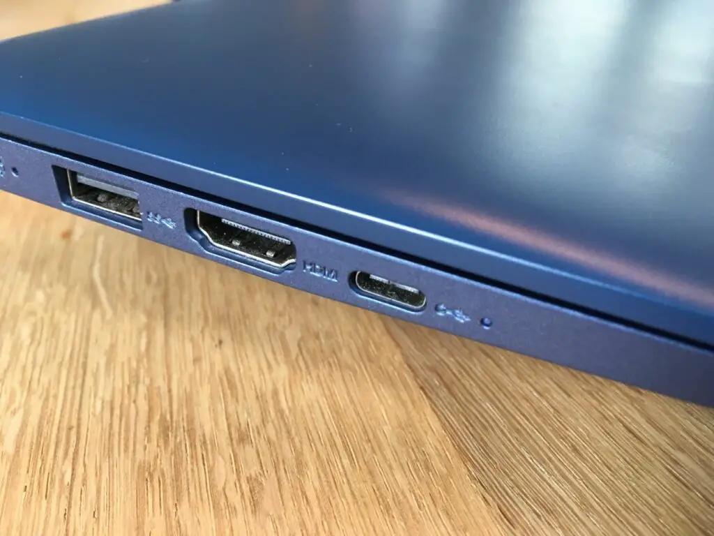 Laptop mit HDMI und USB-C 1