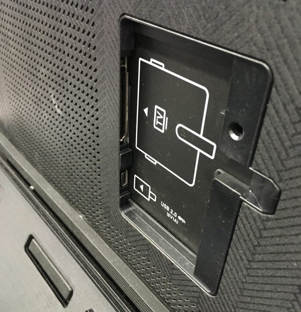 Samsung QN95B Anschluss One Connect Box auf Rückseite des TVs (das einzige Kabel, welches zum TV führt)