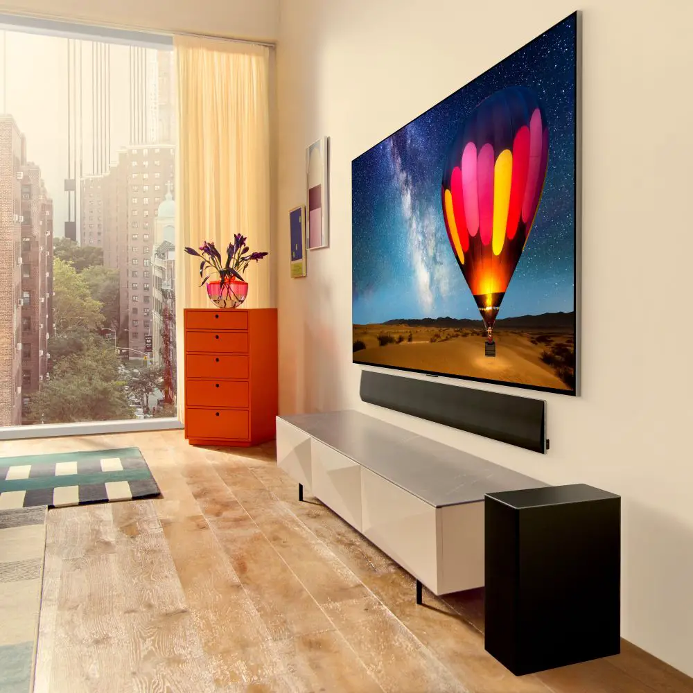 LG OLED evo G3 aus 2023 mit Soundbar an der Wand (© LG)