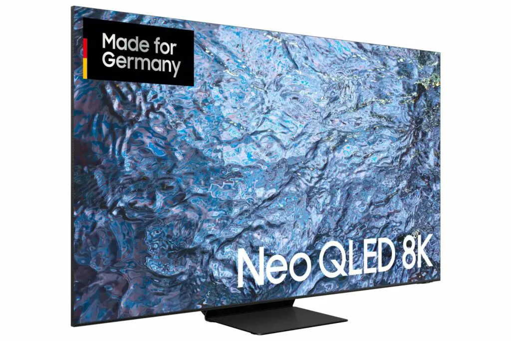 Samsung QN900C mit Blick von der Seite (© Samsung)