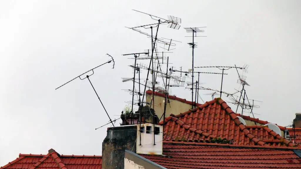Antennenwald auf Hausdächer
