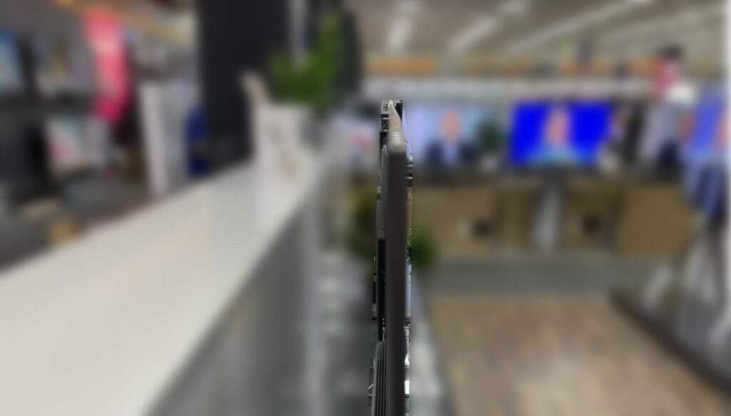 Samsung S94C mit 65 Zoll und leicht gebogenem Panel