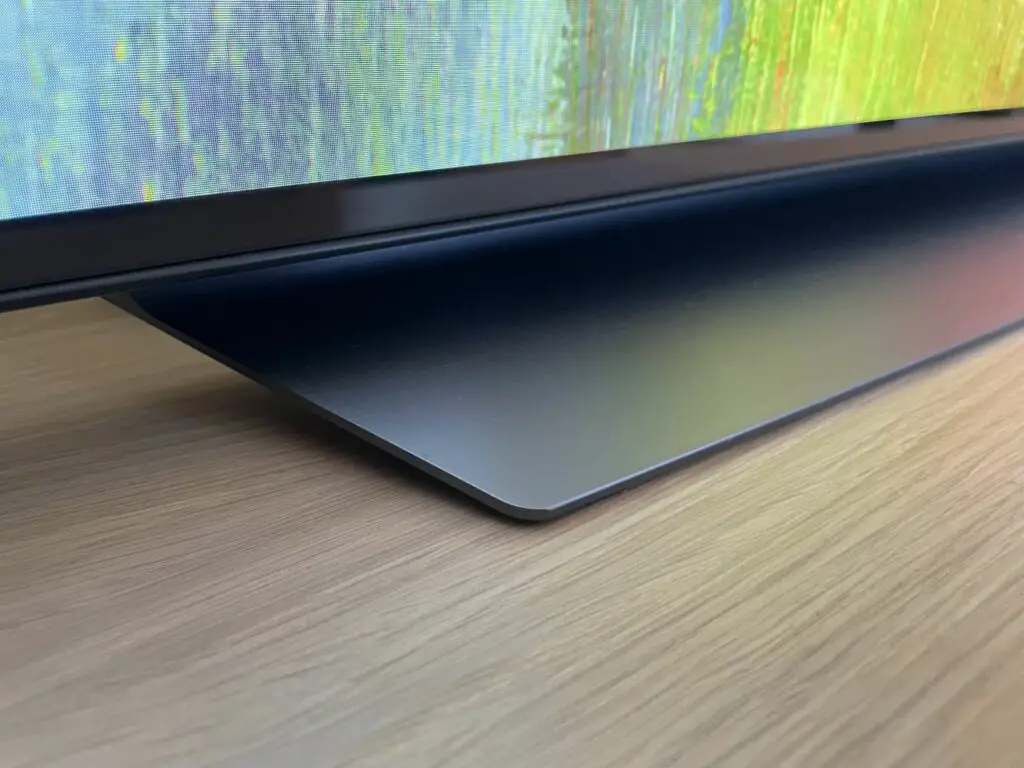 LG OLED TV Modell mit breitem Standfuß und rundem Gehäuserand
